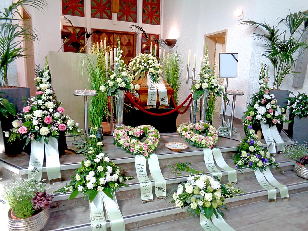 Beerdigung mit schönen Trauerbindereien
